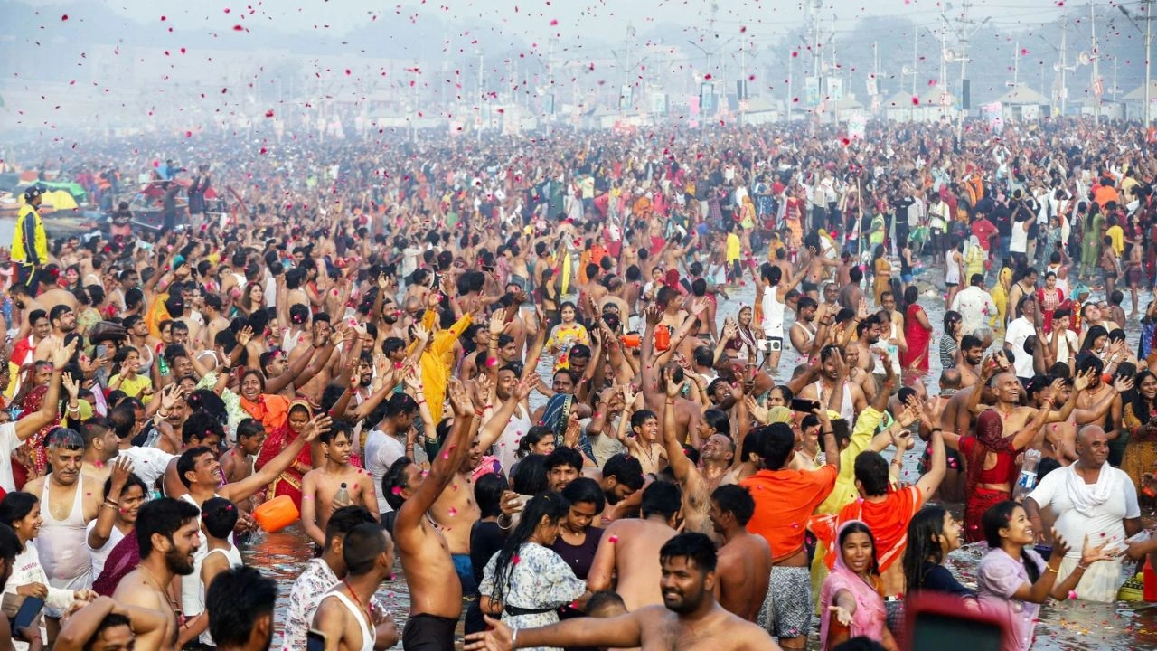 महाकुंभ 2025 में पहुंची इतिहास की सबसे बड़ी भीड़!