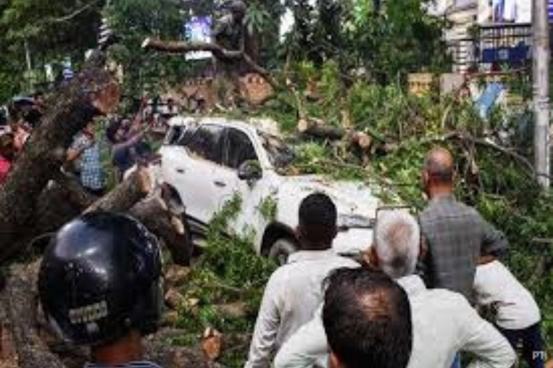 यूपी में आंधी-बारिश तूफ़ान से 100+ मौत के बाद, अब भीषण लू का कहर!