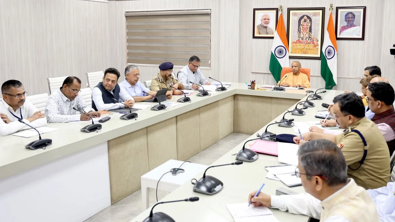आगामी त्योहारों के मद्देनजर कानून व्यवस्था को लेकर सीएम योगी के सख्त निर्देश!